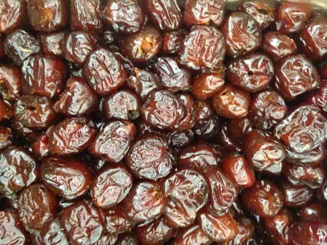 خرما مضافتی شیره دار با ظاهر براق و مزه اصیل خرما